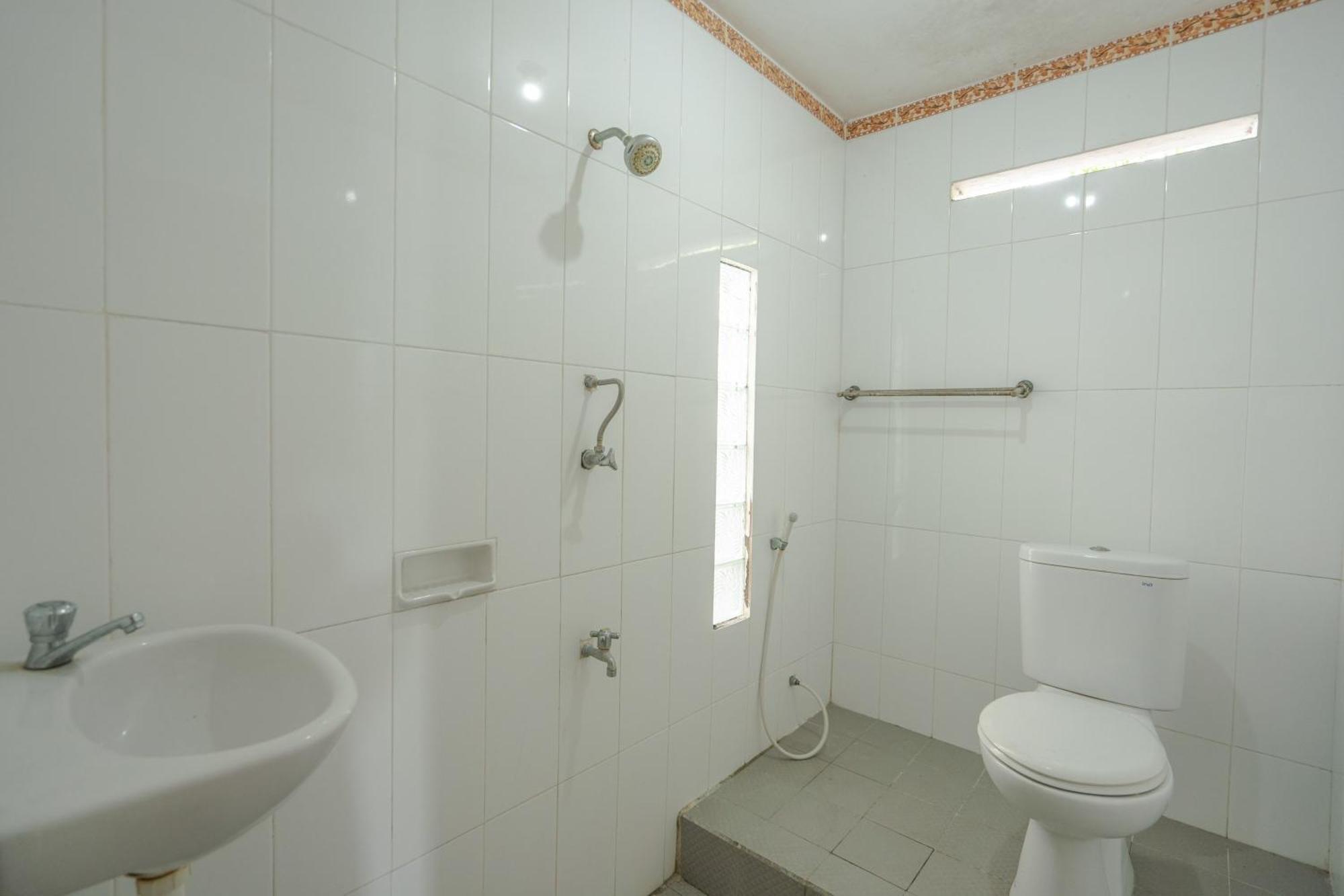 Rommeo Inn Lovina Mitra Reddoorz Temukus Exterior photo