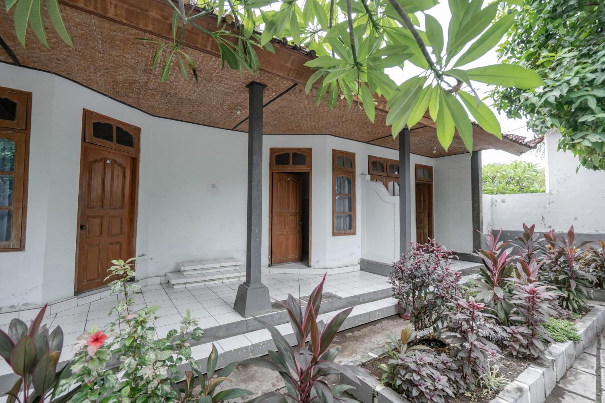 Rommeo Inn Lovina Mitra Reddoorz Temukus Exterior photo
